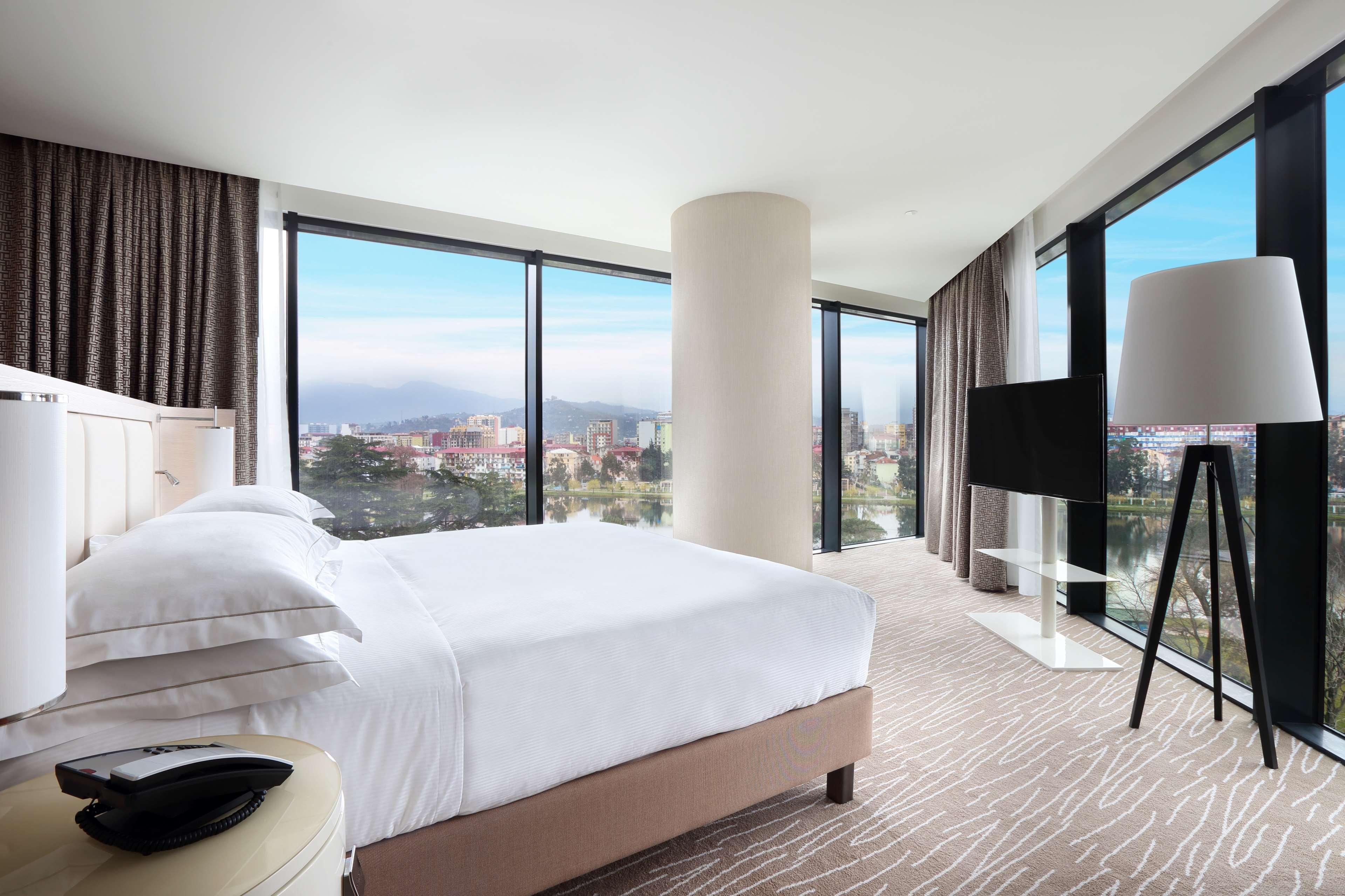 Hotel Hilton Batumi Exterior foto A bedroom at the hotel