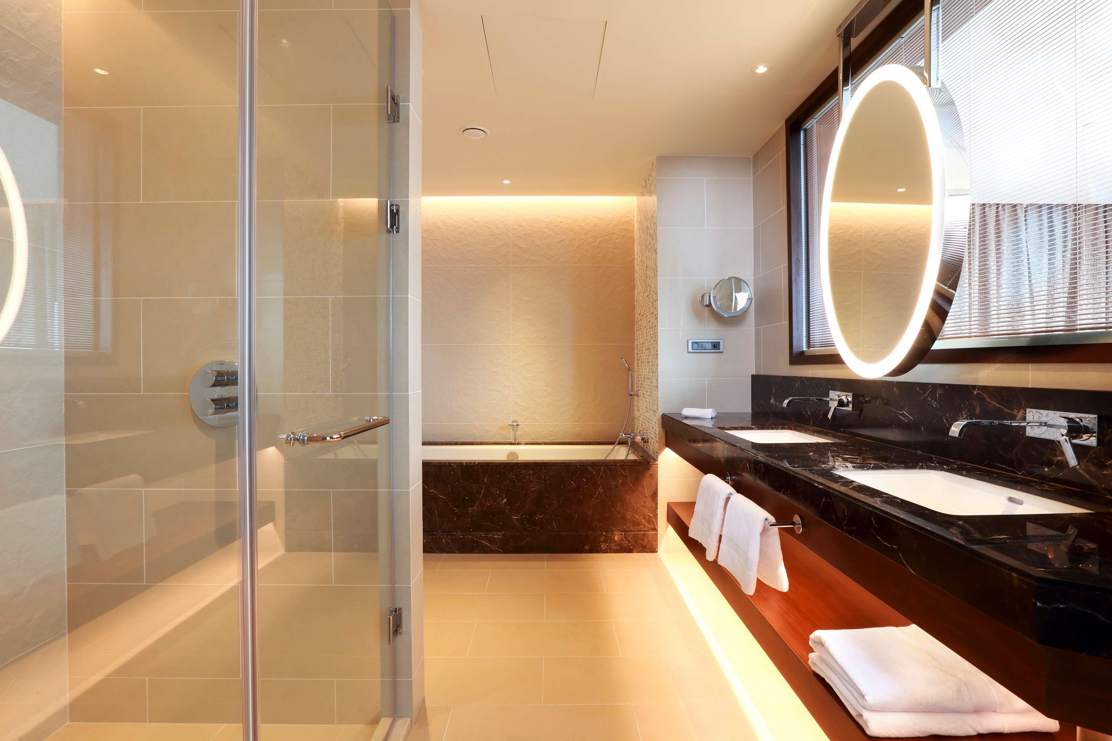 Hotel Hilton Batumi Exterior foto Bathroom