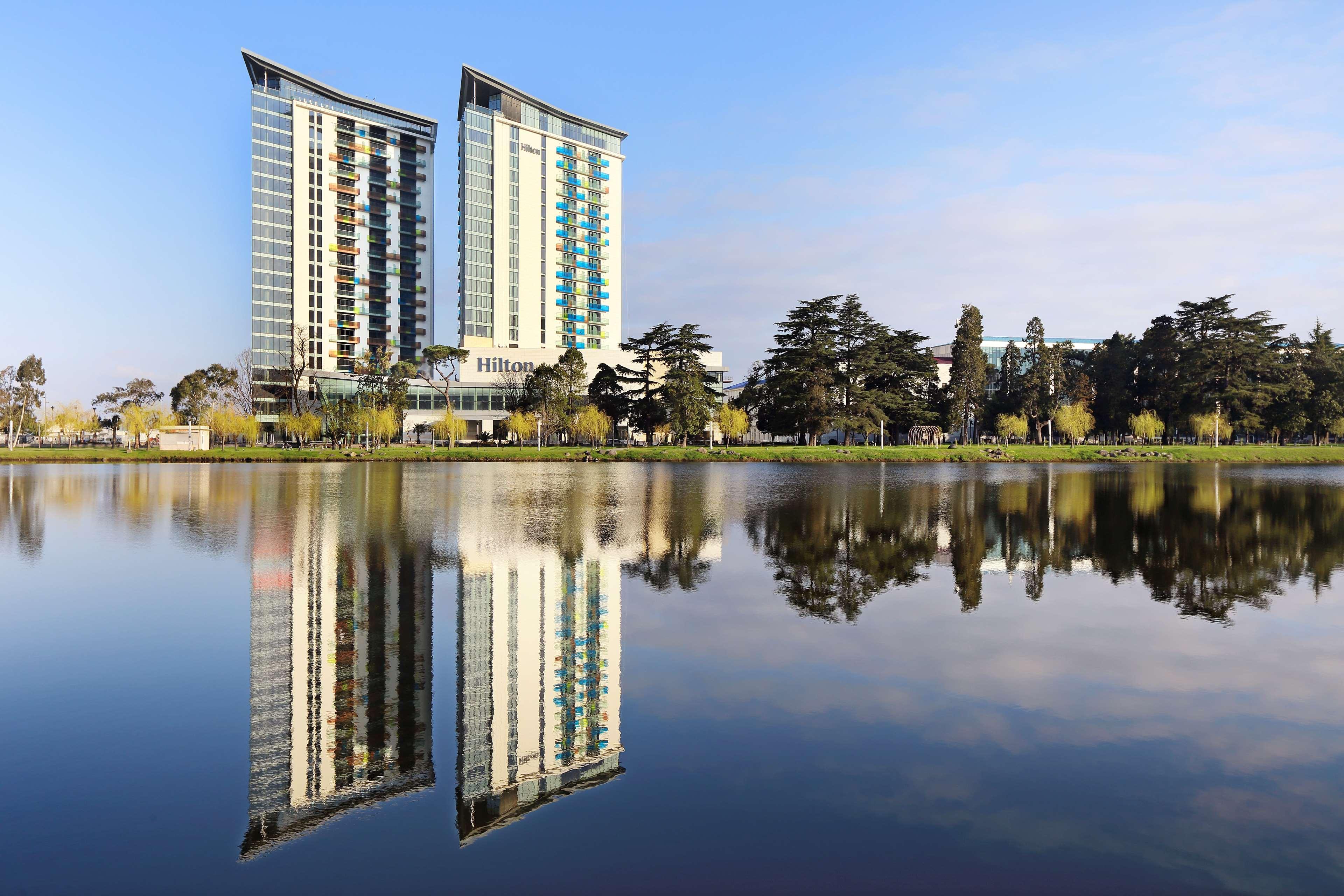 Hotel Hilton Batumi Exterior foto The Lakes College
