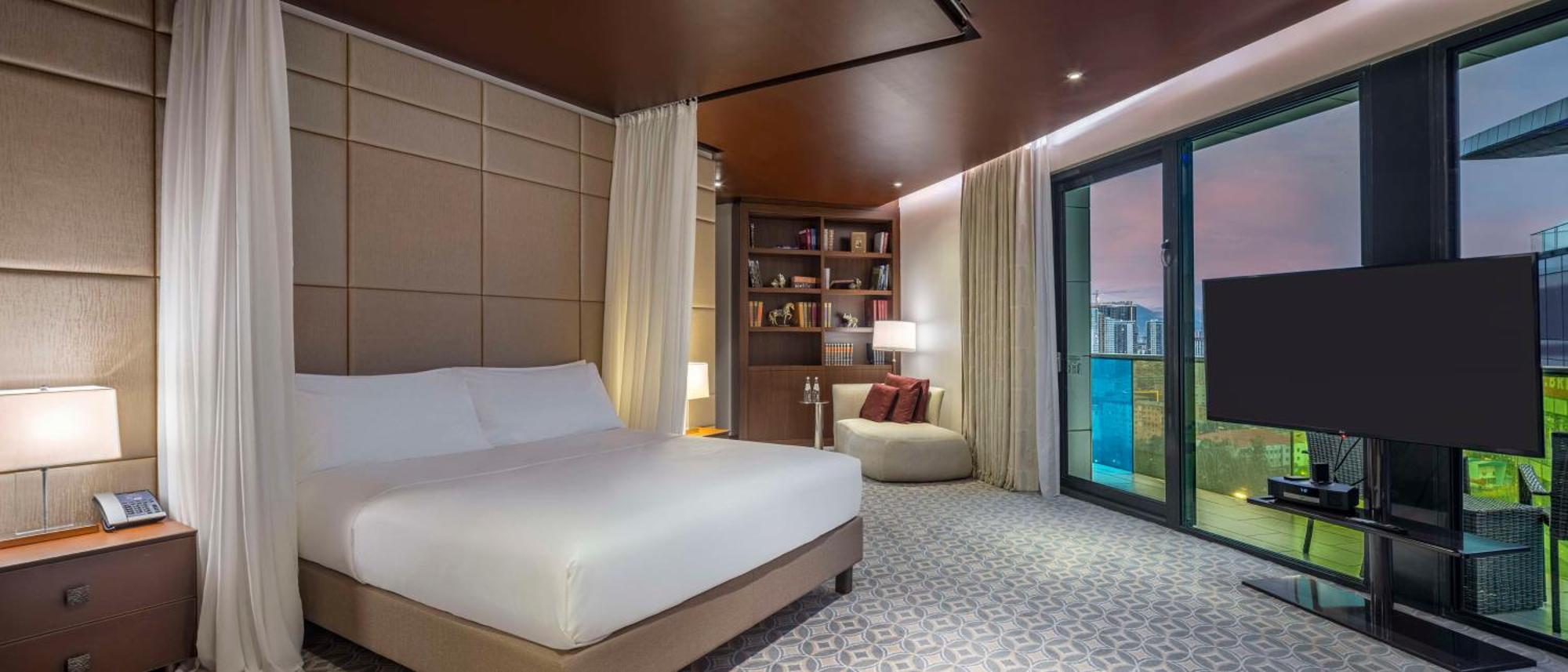 Hotel Hilton Batumi Exterior foto A bedroom at the hotel
