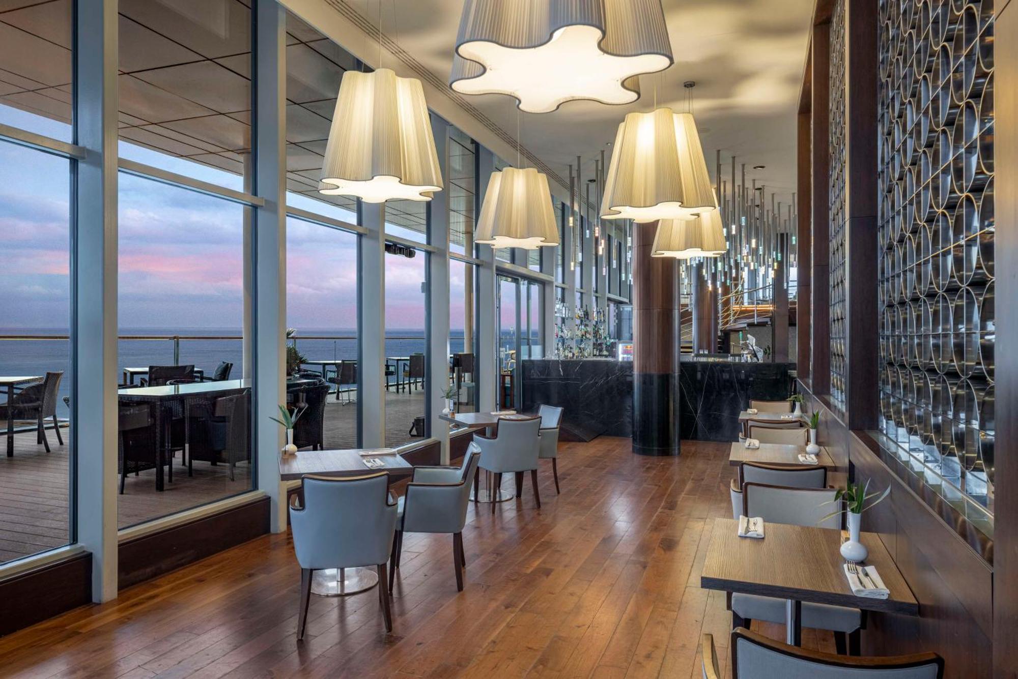 Hotel Hilton Batumi Exterior foto The Lounge at the 360° Restaurant